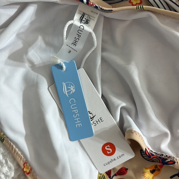 One piece Cupshe bathing suit - Picture 5 of 6